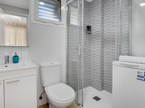 Shower, hair dryer, towels, shampoo - Vistamarina 105B - Big Terrace, Pool, 300m from the beach (Torremolinos)