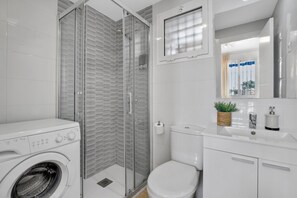 Shower, hair dryer, towels, shampoo