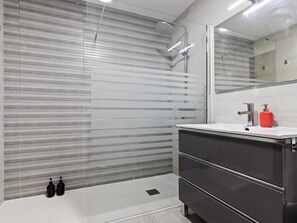 تجهيزات دش، مجففات شعر، مناشف