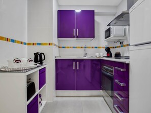 Fridge, microwave, oven, coffee/tea maker - Tropico - Beachfront, 1 bedroom, Carihuela (Torremolinos)