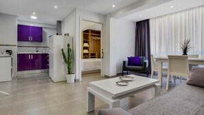 A modern apartment with a kitchen, dining area, and living room. - Tropico - Beachfront, 1 bedroom, Carihuela (Torremolinos)