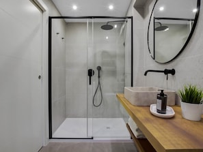 Shower, hair dryer, towels, shampoo