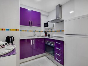 Fridge, microwave, oven, coffee/tea maker - Tropico - Beachfront, 1 bedroom, Carihuela (Torremolinos)