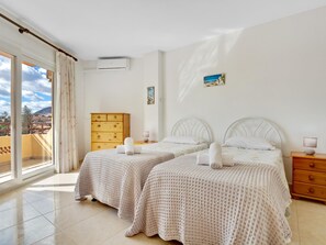 1 soverom, strykejern/-brett, internettilgang og sengetøy