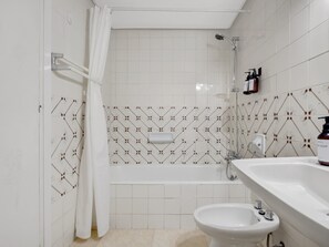 Sèche-cheveux, serviettes fournies, shampoing