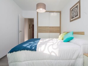 1 habitación, tabla de planchar con plancha, internet y ropa de cama