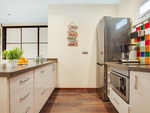 Refrigerador, microondas, horno y cafetera y tetera 