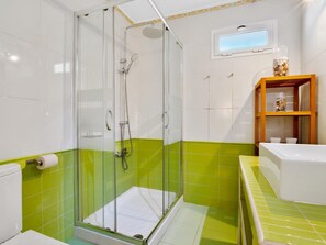 Shower, hair dryer, towels, shampoo - El Rocío. Terrace, Swimming Pool, Gardens, 400m from the beach (Torremolinos)