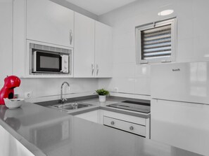 Kylskåp, mikrovågsugn, ugn och kaffe- och tebryggare