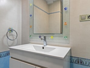 Shower, hair dryer, towels, shampoo - Santa Amalia 43 - Terrace, Swimming Pool, Parking, Sea Views (Torremolinos)
