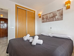 1 dormitorio, tabla de planchar con plancha, wifi y ropa de cama