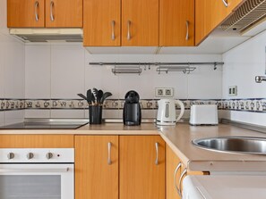 Frigorífico, microondas, horno y cafetera o tetera