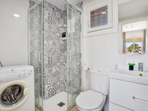 Een douche, een haardroger, handdoeken, shampoo