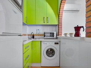 Fridge, microwave, oven, coffee/tea maker - Vistamarina 405B - Terrace, Swimming Pool, 300m from beach (Torremolinos)