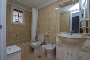 Een haardroger, handdoeken, shampoo