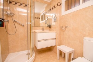 Dusche, Haartrockner, Handtücher, Shampoo