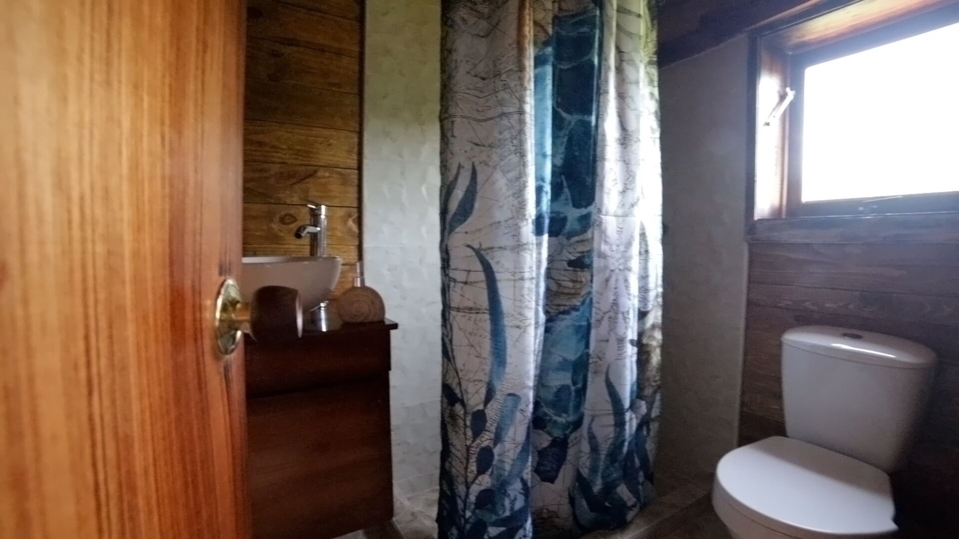 Een douche, handdoeken, zeep, toiletpapier