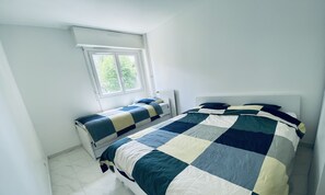 2 chambres, bureau, fer et planche Ă repasser, lit parapluie