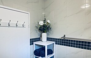 Een haardroger, handdoeken, zeep, shampoo