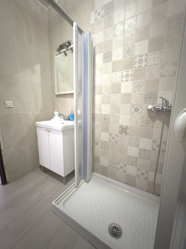 Douche, sèche-cheveux, serviettes fournies, savon