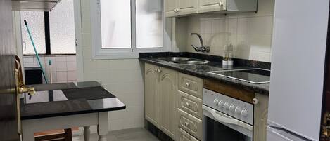 Mikrobølgeovn, ovn, kaffe-/temaskine, køkkentøj/tallerkener/redskaber