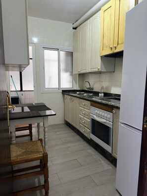 Micro-ondas, fogão, cafeteira/chaleira