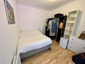 1 chambre, fer et planche à repasser, draps fournis