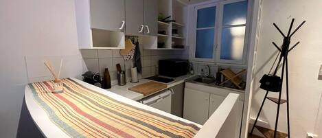 Fridge, microwave, oven, coffee/tea maker