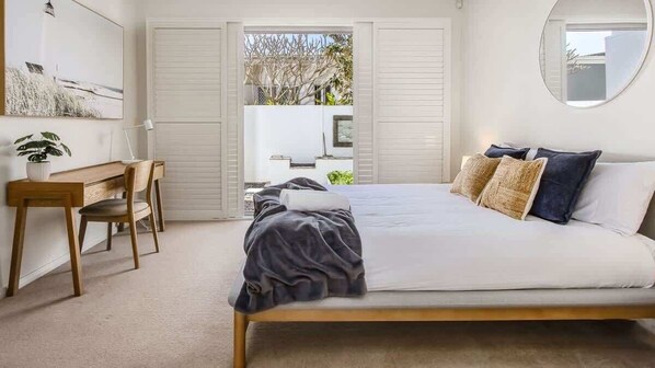 4 bedrooms, desk, iron/ironing board, WiFi (free)