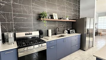 Coffee/tea maker, fridge, microwave, oven