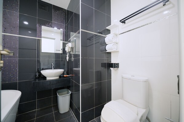 Habitación doble Deluxe | Baño | Amenidades de baño gratuitas y secadora de cabello
