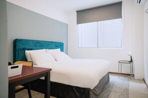 標準雙人房 | 客房內保險箱、書桌、筆電工作空間、遮光布/窗簾