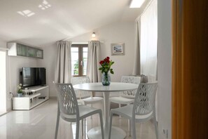 Dining - Holiday apartment with pool just 100m from the beach (Funtana)