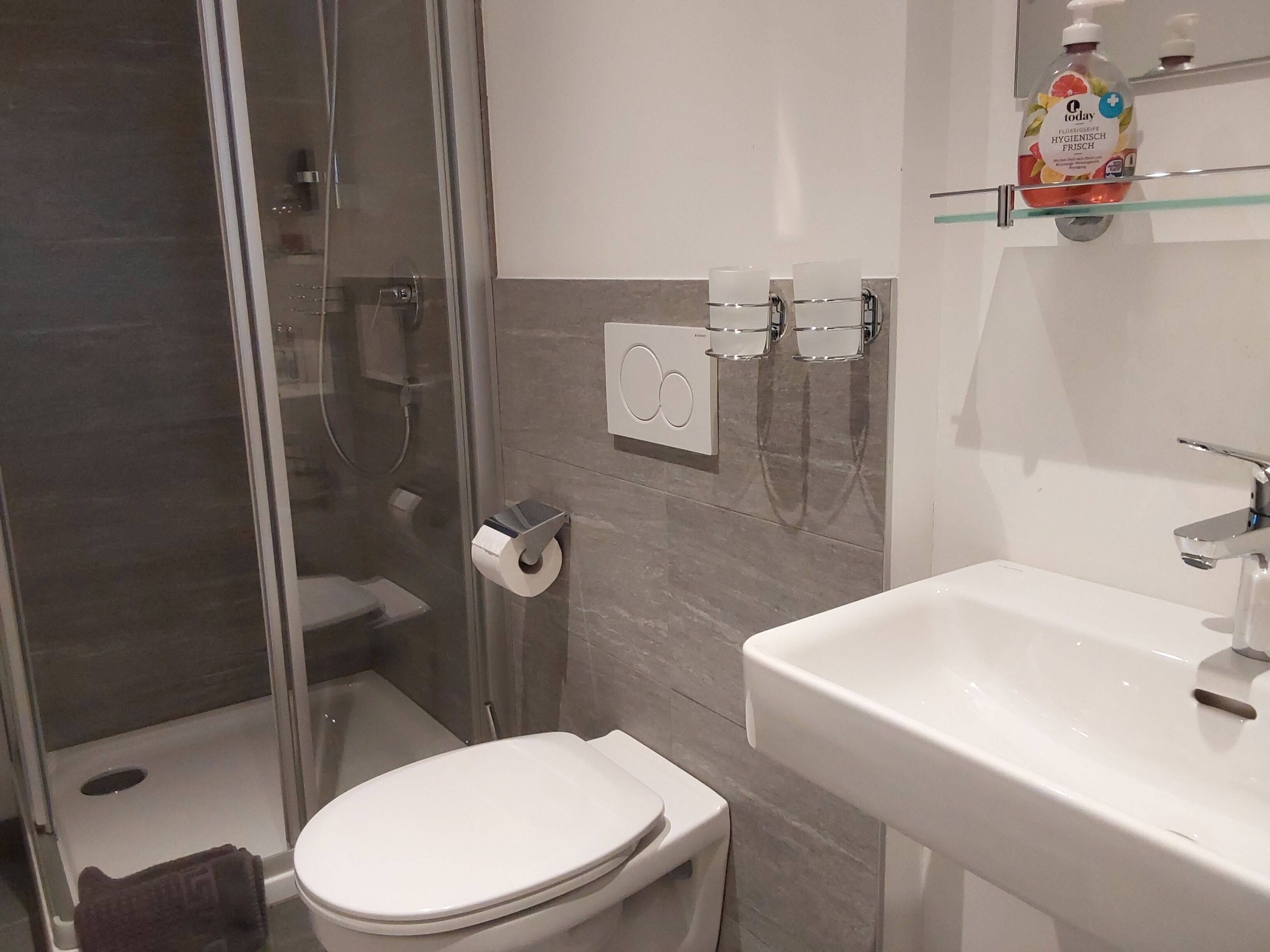 Een douche, een haardroger, handdoeken, zeep