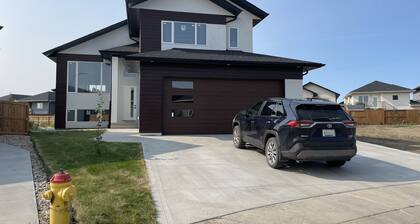 Brand new family House close to Saskatoon airport and downtown 