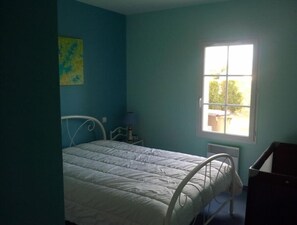 3 dormitorios, tabla de planchar con plancha, cuna de viaje y Internet