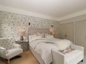 5 bedrooms, individually decorated, individually furnished, free WiFi - The Gate House (Cirencester)