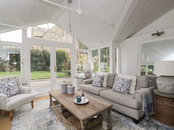 Living area - The Gate House (Cirencester)