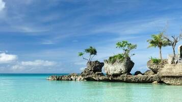 Ubicación cercana a la playa y arena blanca