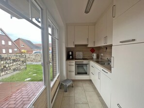 Micro-ondas, cafeteira/chaleira, torradeira