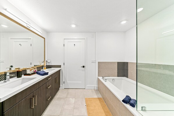 Bathroom - Blue Water Views Luxury Retreat In Venice I MDR (Marina del Rey)