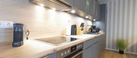 Réfrigérateur, four à micro-ondes, un four, surface de cuisson
