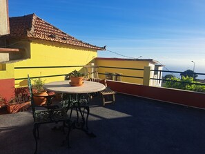 Outdoor dining - Double studio house, located in Faja da Ovelha close to Calheta's nature trails! (Calheta)