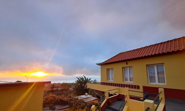 Terrace/patio - Double studio house, located in Faja da Ovelha close to Calheta's nature trails! (Calheta)