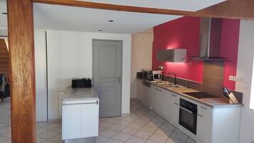 Frigorifero, microonde, forno, piano cottura