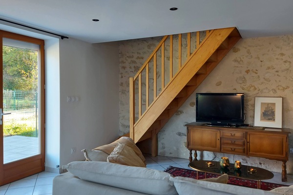 Televisie, een dvd-speler, boeken en een stereo