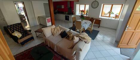 Una televisión, un reproductor de DVD, libros, un reproductor estéreo