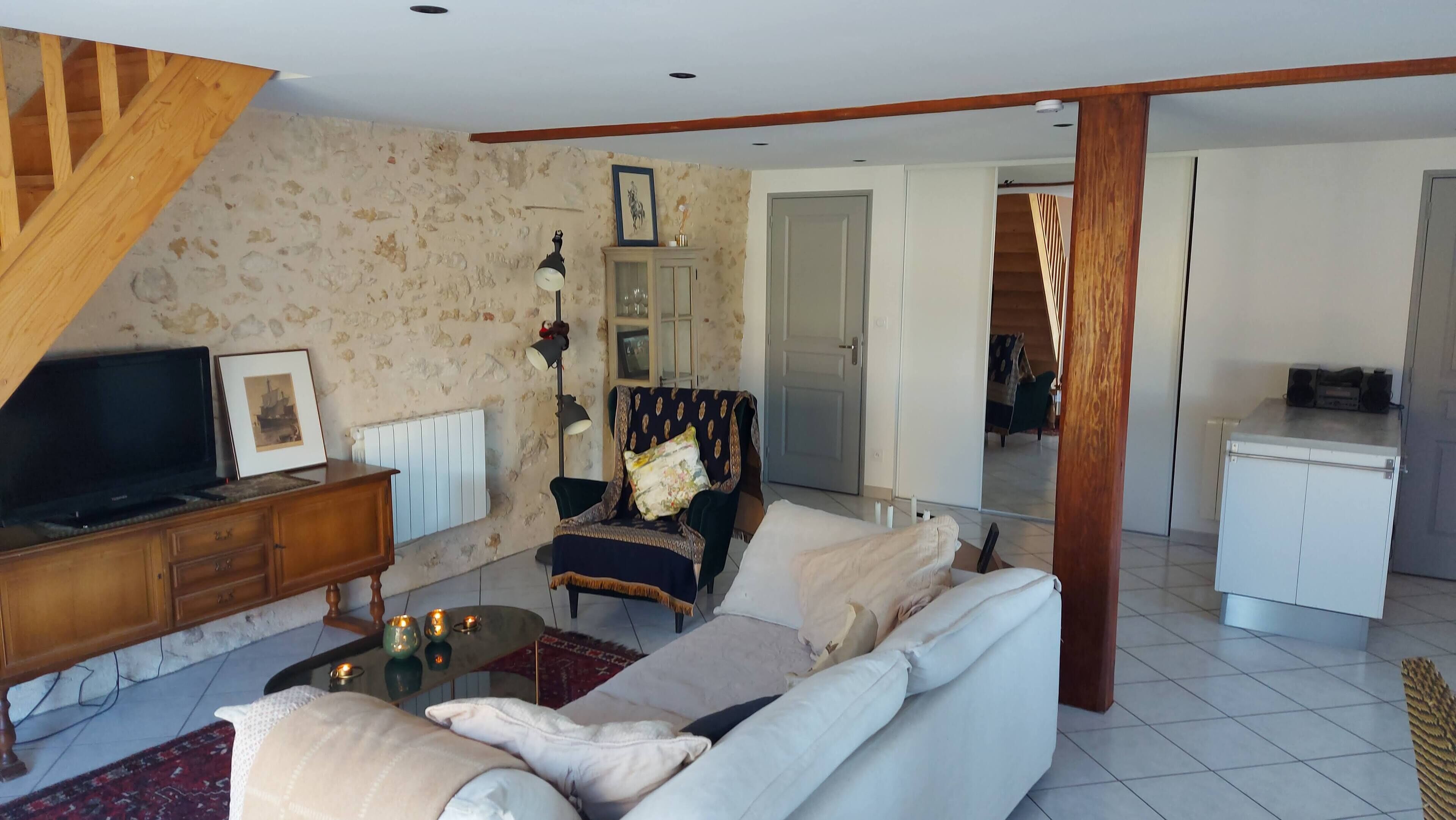 Fernseher, DVD-Player, Bücher, Stereoanlage