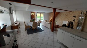 Televisión, reproductor de DVD, libros y estéreo 