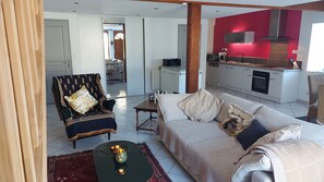 Televisión, reproductor de DVD, libros y estéreo 